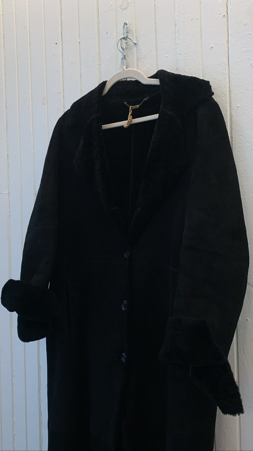 LUXURY CONSIGNMENT - Longline Black Shearling Coat